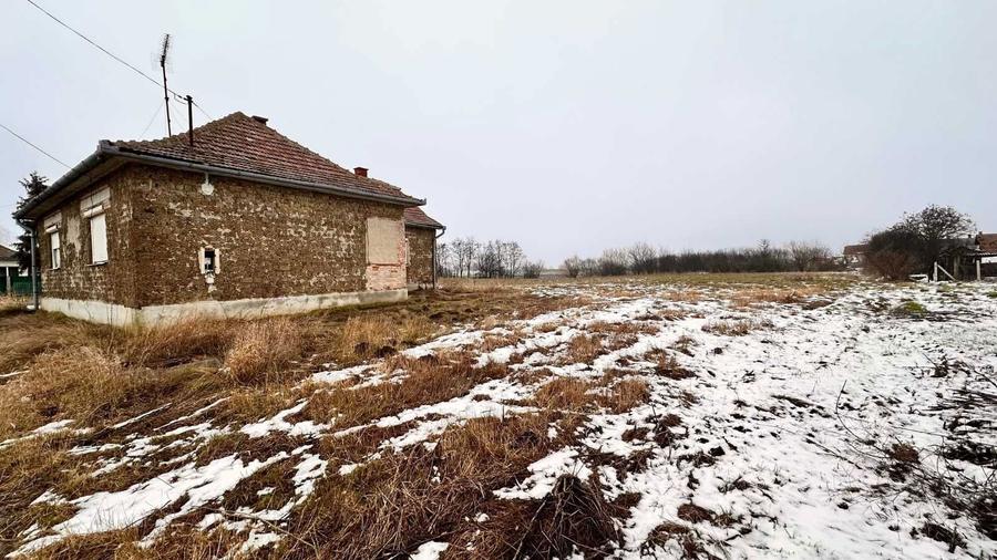 De vanzare teren + 4 case! Pret: 5 euro/m2 Suprafata totala: peste 20.000 m2 - 1