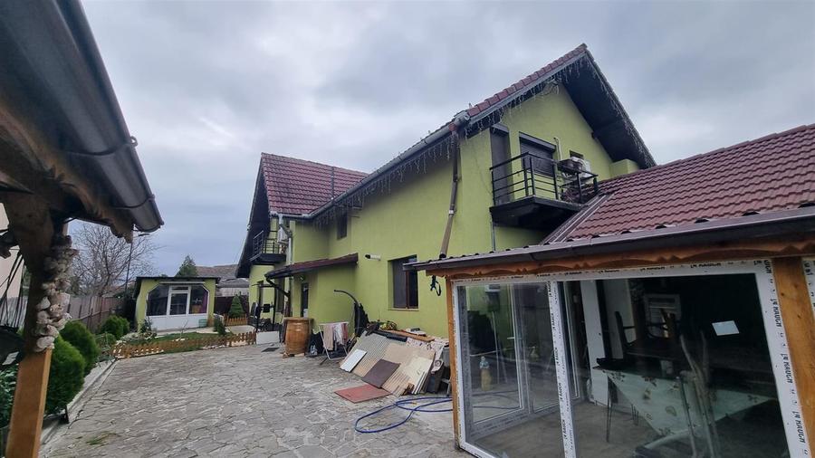 Casa de vanzare moderna cu costuri reduse, panouri solare si spatiu comercial in - 19