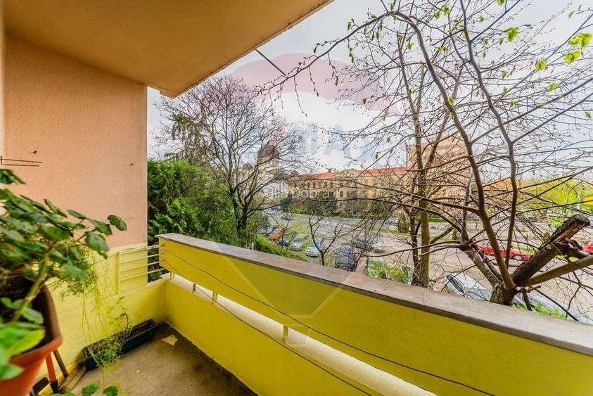 Apartament cu 3 camere semidecomandat, mobilat în Podgoria Apartament cu 3 camere semidecomandat, mobilat în Podgoria