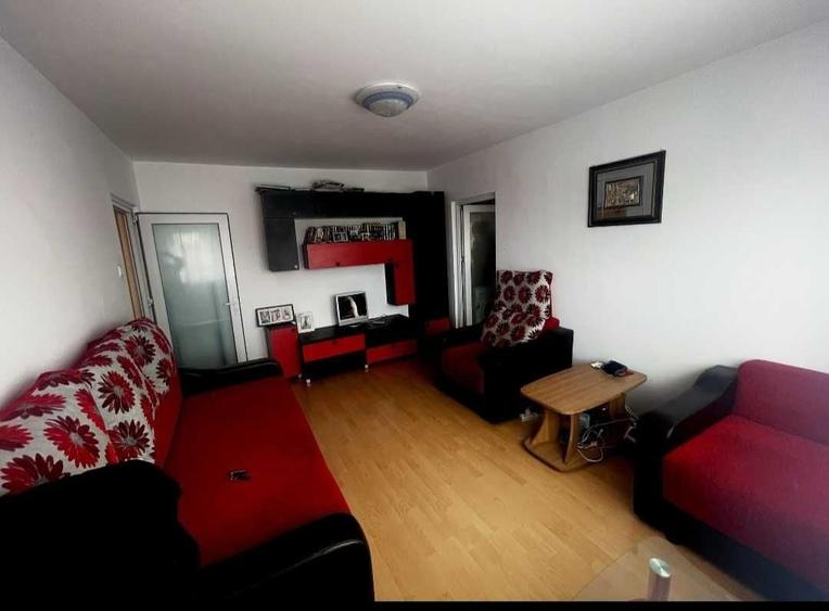 Apartament cu 3 camere semidecomandat în Comana