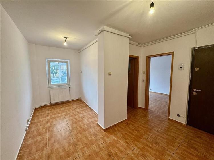 Spatiu comercial de inchiriat cu vitrina si - 4