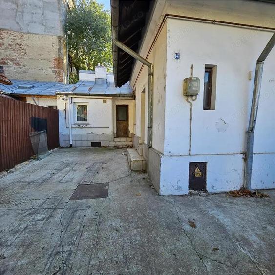 Doua case vecine, cu vad, in Bucure #537;ti, Tineretului, Parcul Carol - 1