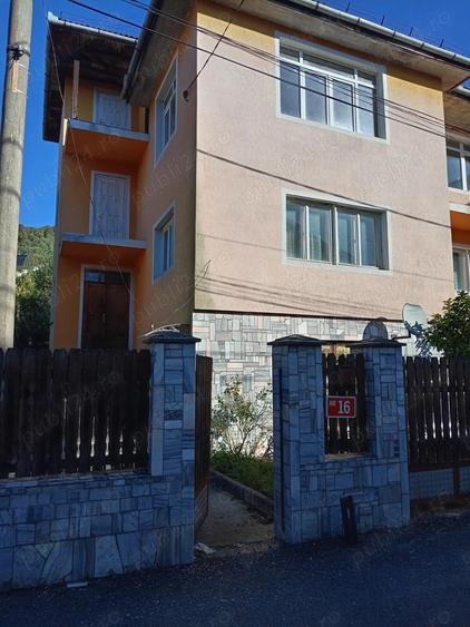 Casa compusa din 2 apartamente fiecare cu o suprafa?a de 100 mp fiecare. cu o suprafa?a vanzare. - 7