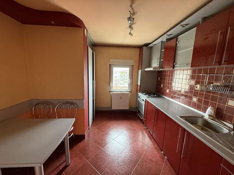 Inchiriez apartament 3 camere - 6