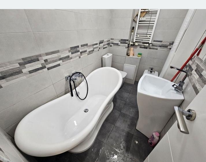 Inchiriez apartament ultracentral pe termen scurt doua semidecomandate. - 2