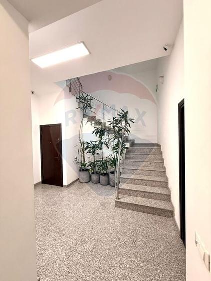 DE INCHIRIAT Spațiu comercial  100mp în zona P-ta Victoriei - 16