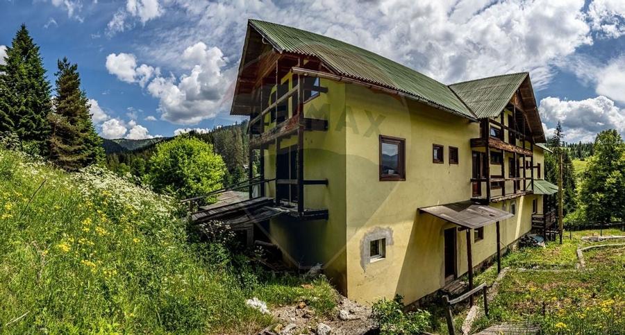 Vila / Pensiune cu 20 camere de vânzare în Câmpulung Moldovenesc, SV - 1