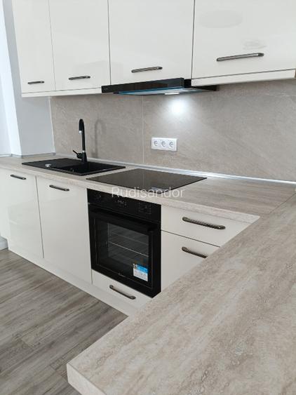 Inchiriez apartament cu garaj subteran