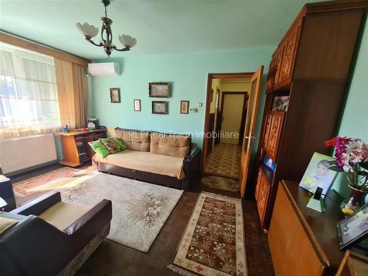 Apartament cu 3 camere semidecomandat în Centrul Civic Apartament cu 3 camere semidecomandat în Centrul Civic