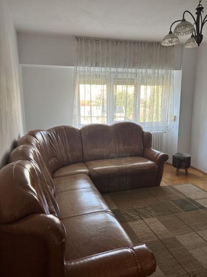 Apartament cu 3 camere decomandat în Nicolina