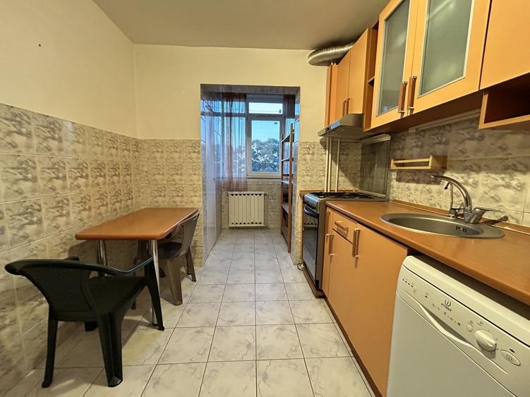 Apartament cu 3 camere semidecomandat, mobilat în Titan