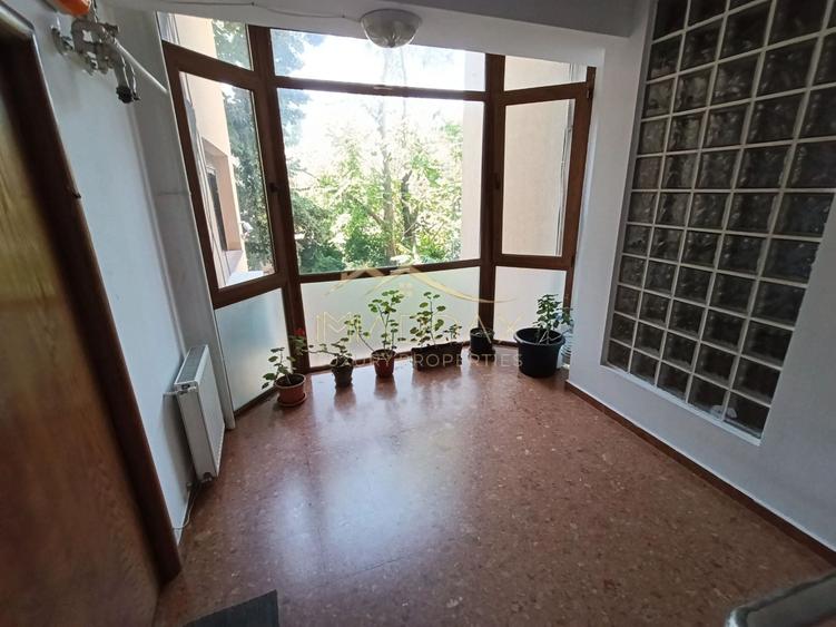 Apartament cu 2 camere decomandat, mobilat în Polonă