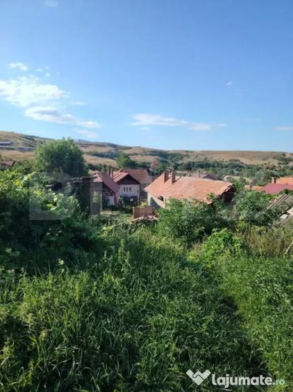 Casă cu 2 camere cu Teren 2111 Mp în Săndulești