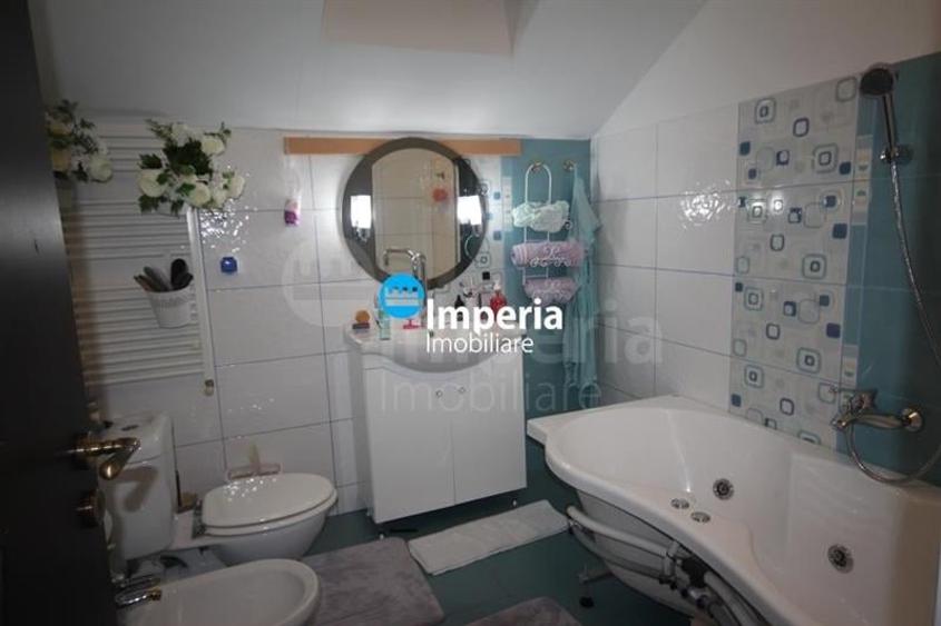 Casă individuală cu 10 camere cu Canalizare în Bucium