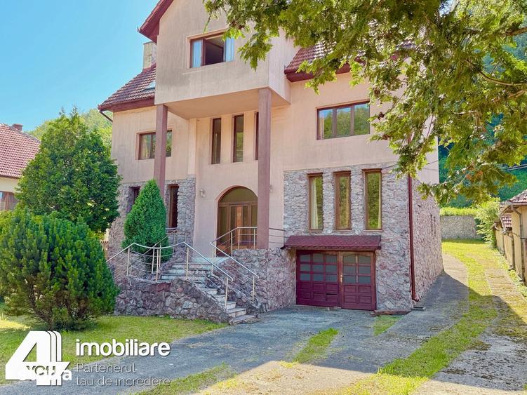 Casă cu 9 camere cu Teren 1180 Mp în Moneasa