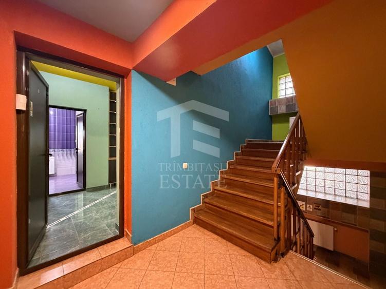 Casă individuală cu 12 camere cu Canalizare în Central