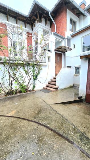 Apartament cu 5 camere decomandat în P-ța Unirii