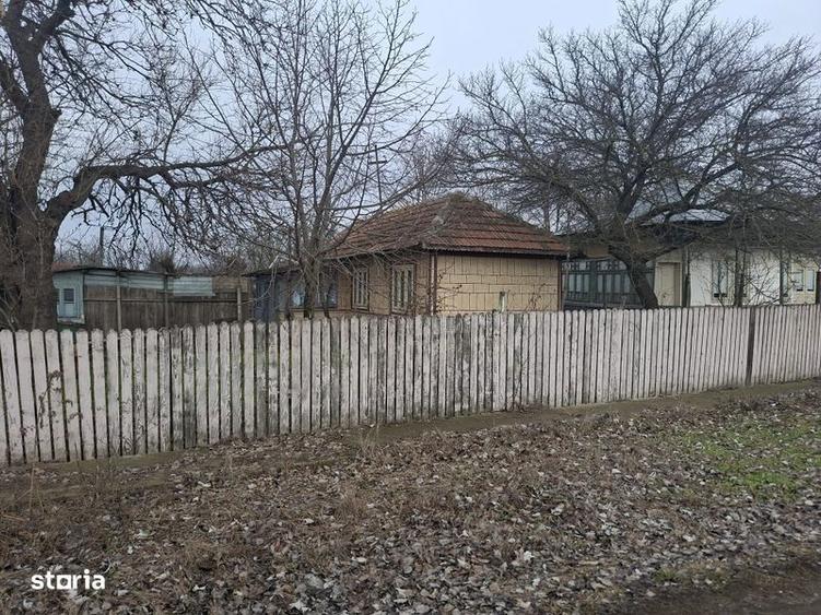 Vand gospodarie formata din 2 case si anexe multe imobile si gradini c - 5