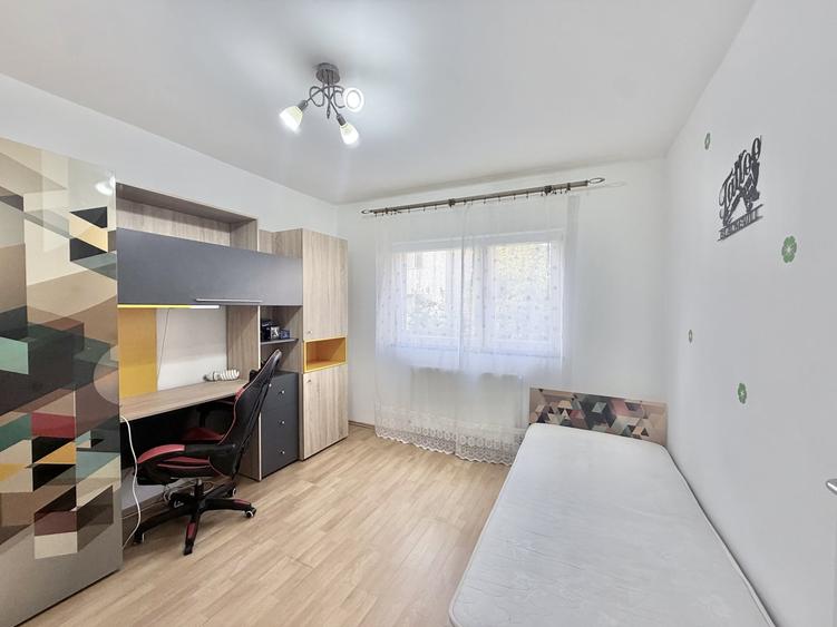 Apartament cu 3 camere semidecomandat, mobilat în Dâmbovița