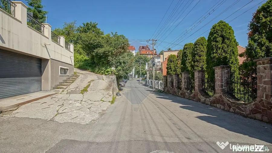 Casă cu 7 camere cu Teren 1056 Mp în Central