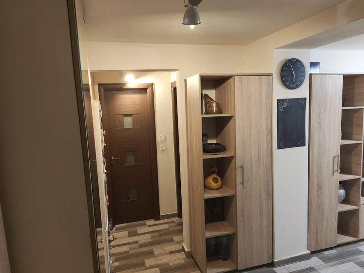 Vând apartament etaj 1 - 4