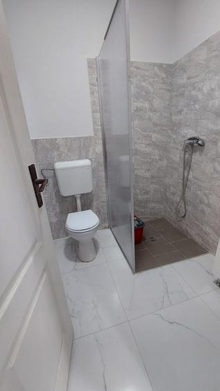 Inchiriez o casa intr-o curte comuna, zona Teatru - 6