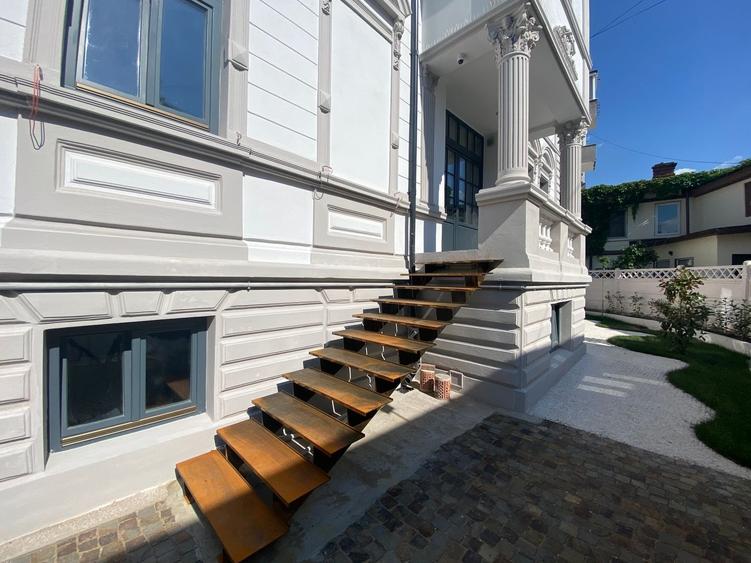 Casă individuală cu 10 camere cu Canalizare în P-ța Victoriei