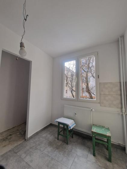 Brancoveanu - Apartament 3 camere - 2 gr sanitare - et 1 -  renovat - decomandat - 12