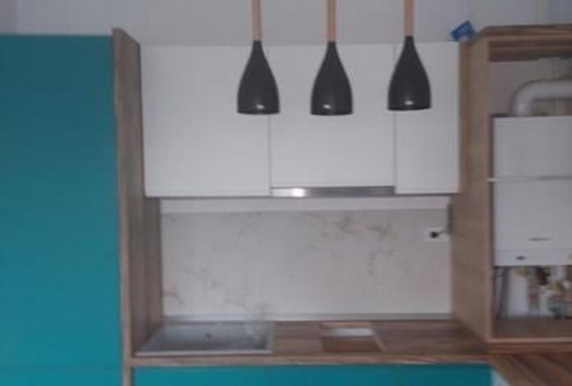 Apartament cu 3 camere semidecomandat, mobilat în Central
