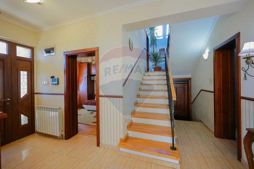 De vânzare vilă cu 7 camere, drum privat, în zona de Dealuri - 12
