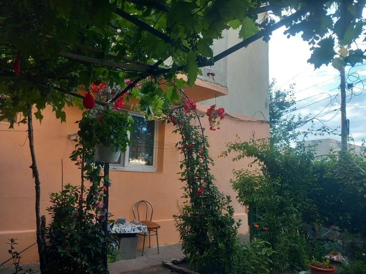 Apartament cu 2 camere semidecomandat în Uiești