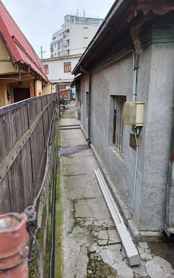 vinzare casa,str.Nucului 38,metrou Mihai Bravu(necesita repara?ii)rog tel.09,00-14,00 - 1