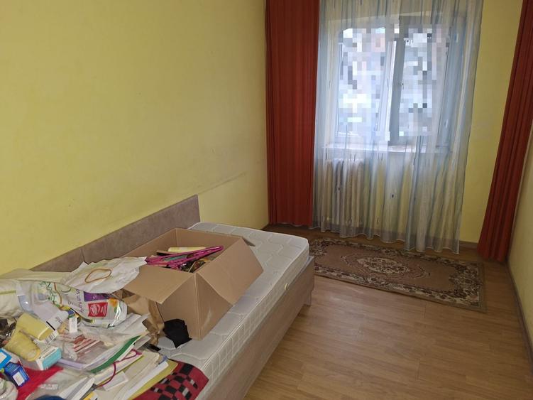 Apartament cu 3 camere, decomandat, zona Dacia - 3