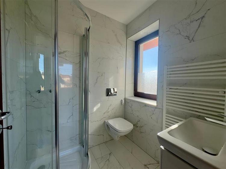 Vilă elegantă individuală în Valea Lupului  5 camere - 12