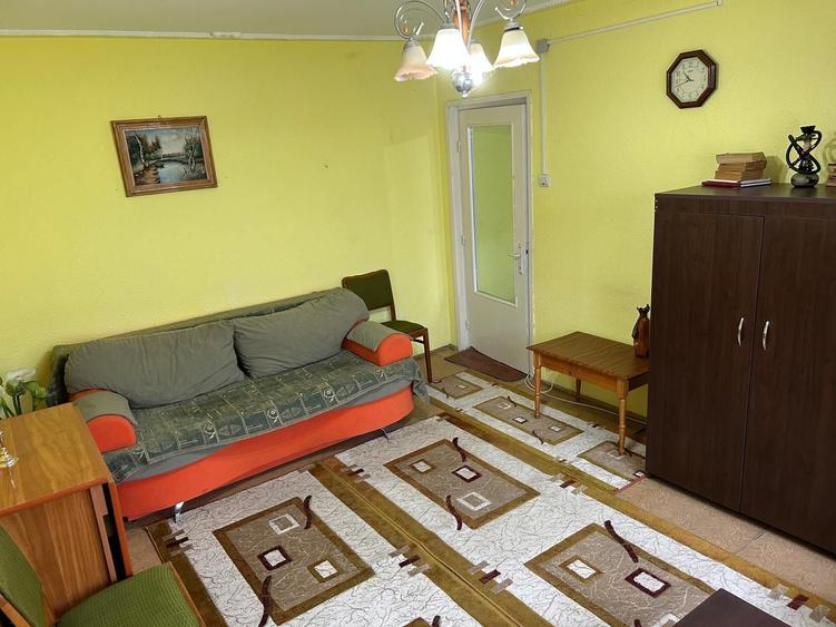 Apartament cu 2 camere nedecomandat,zona micro 11.Pret 35.000 euro. Detalii la tel. 0730745723 - 4