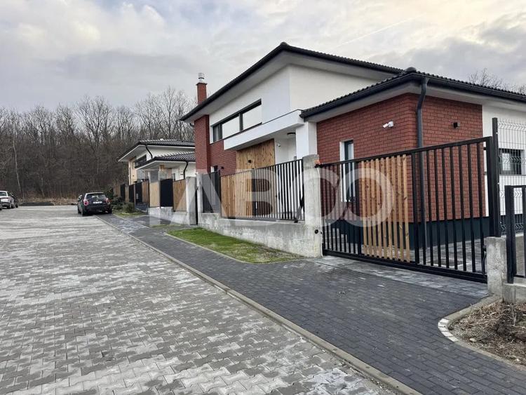 Casă individuală cu 4 camere cu Canalizare în Vasile Aaron