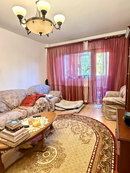 Apartament cu 3 camere decomandat în Tineretului