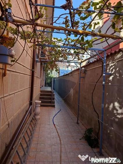 Casă cu 8 camere cu Teren 475 Mp în Uverturii