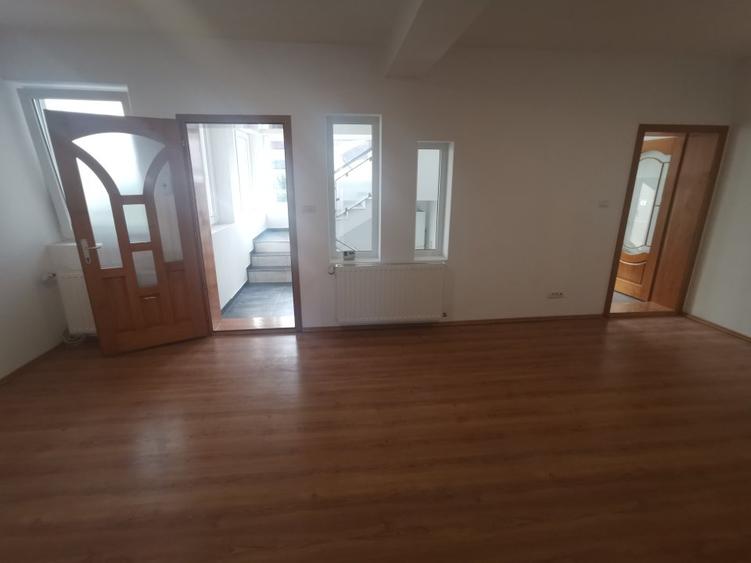 Casă individuală cu 9 camere cu Canalizare în Blașcovici