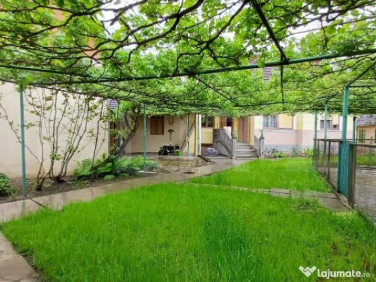 Casa renovabila cu 2 spatii comerciale, 416.6 mp, teren de 7 - 11