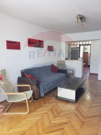 Apartament cu 3 camere in zona Polivalenta - 2