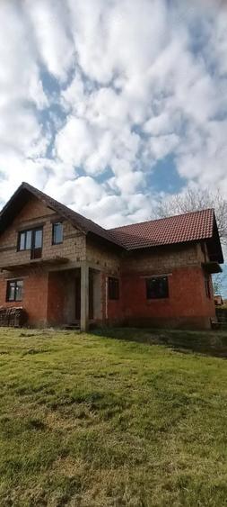 Vand casa cu mansarda la rosu. - 4