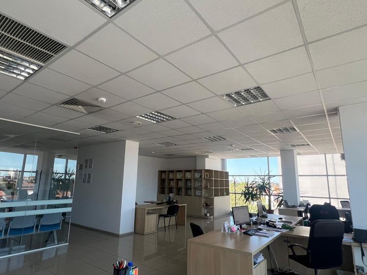 Birou, de 241 mp, în Central