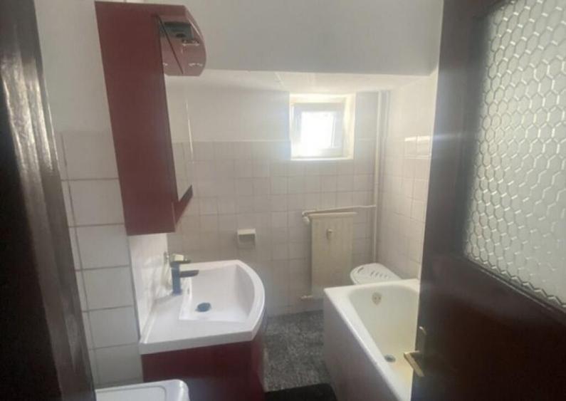 Central,B dul.Unirii, colt cu B-dul. Mircea Voda,Ap.2 cam. - 9