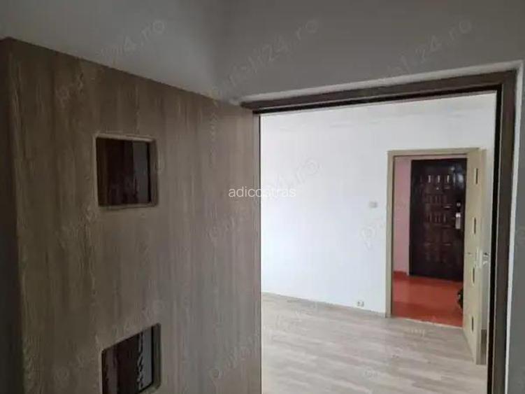 A 43 Proprietarul vinde apartament 3 camere ,luminos , Cascada Bacau