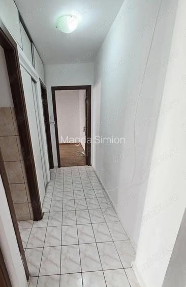 Vand apartament cu 3 camere semidecomandat ,etaj 1 Vand apartament cu 3 camere semidecomandat ,etaj 1