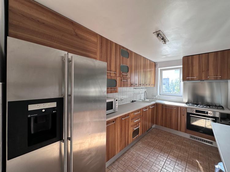 Apartament cu 3 camere decomandat în Domenii