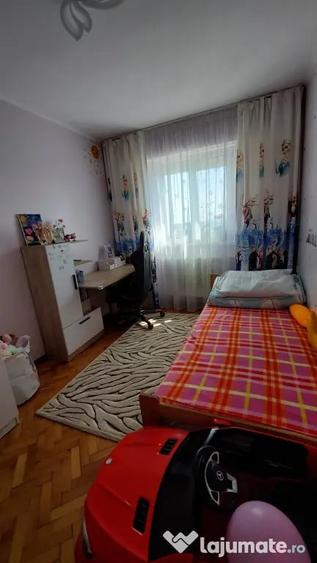 Apartament 3 camere, Vedere panoramica spre Mun?ii Macin si Podul peste Dunare - 7