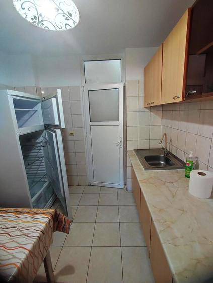 Apartament cu 3 camere semidecomandat în Rahova