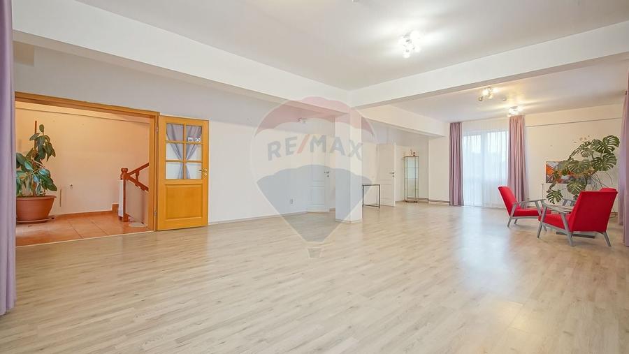Casă individuală cu 6 camere cu Teren 300 Mp în Blumăna
